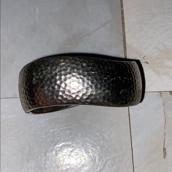 a bracelet - Picture 2 of 3